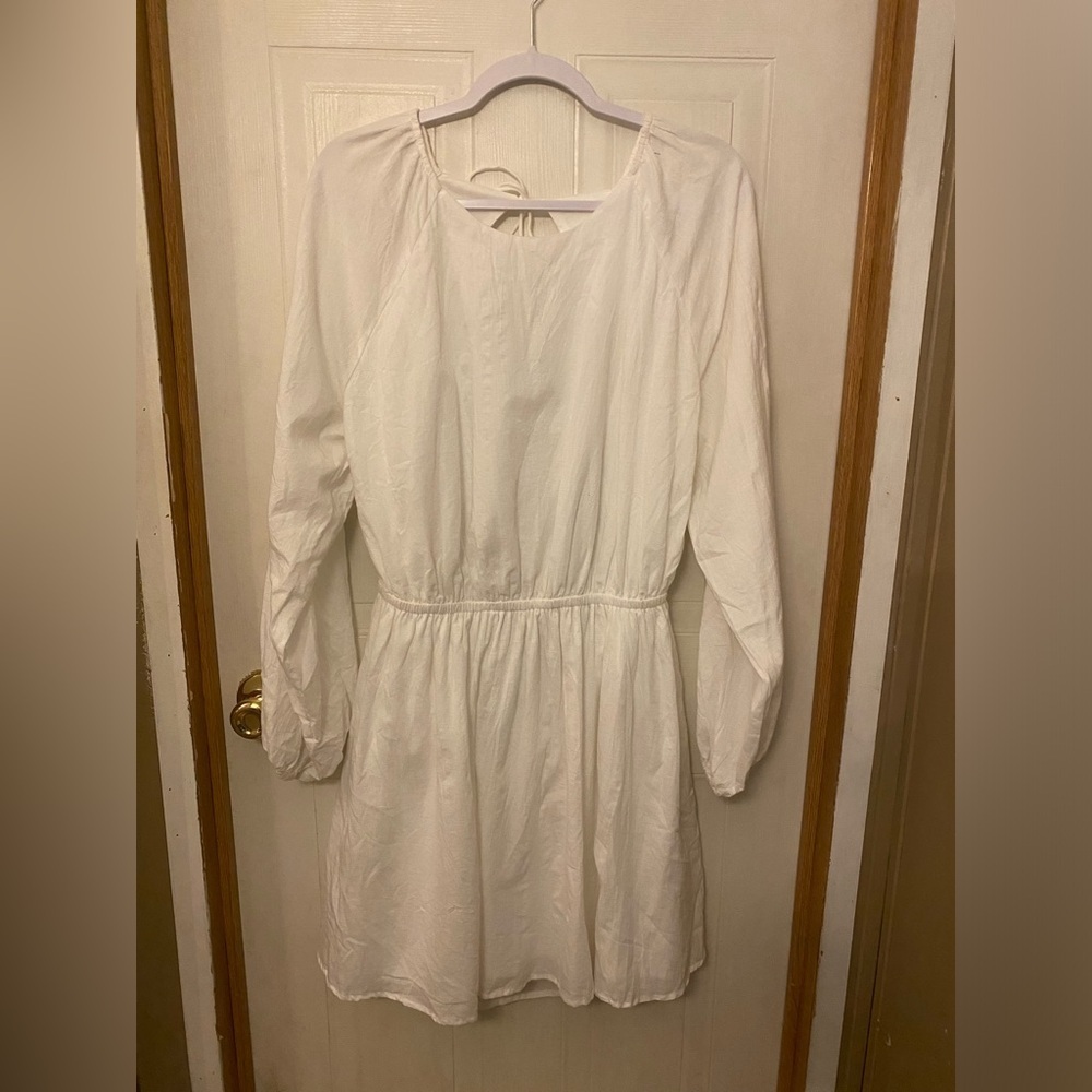 Women’s White Long-Sleeve Open Back Dress